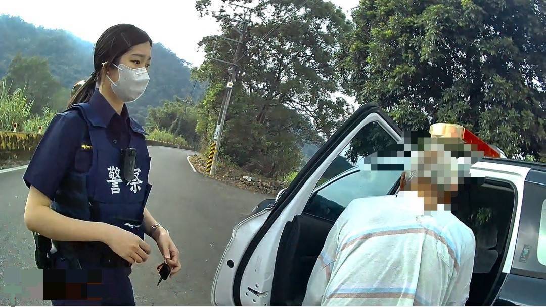 員警獲報到場,關懷迷途的九旬鍾姓老翁,協助其搭乘警車返所休息。(圖/新埔分局提供)