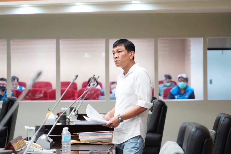 苗栗縣議員温俊勇接獲道路鋪設後出現坑洞的陳情,要求主管機關查明原因,釐清施工及監造責任。(圖/議員温俊勇提供)