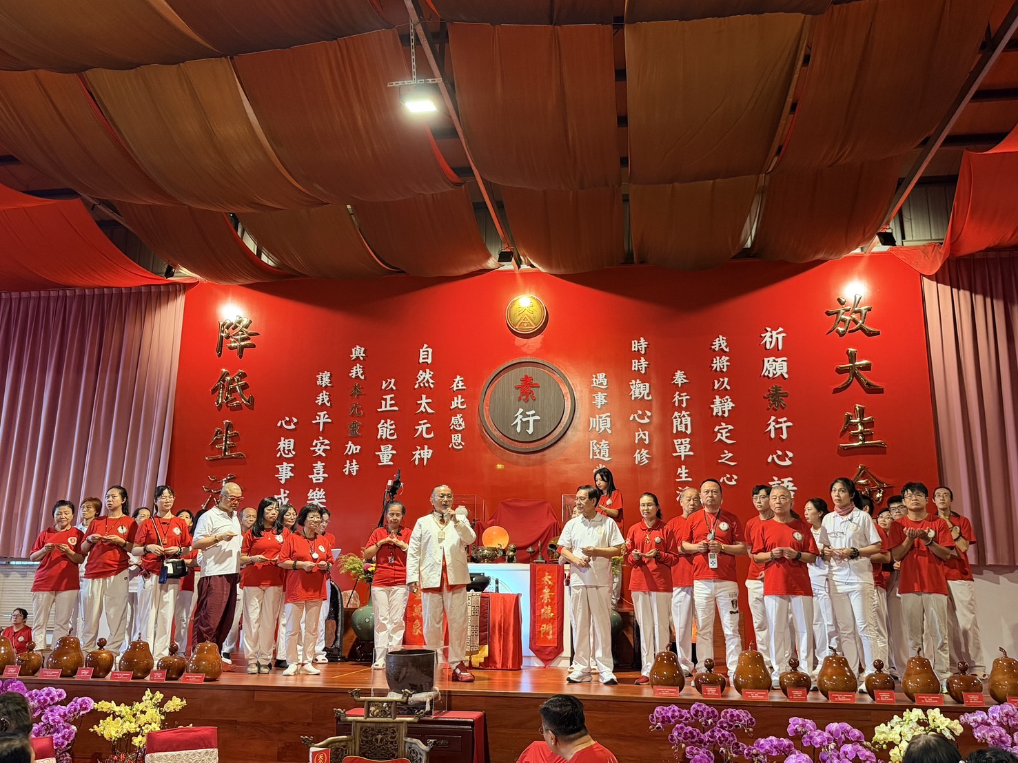 一天大人於活動中勉勵大家共同接引更多覺醒者加入素行行列,將「愛自己、愛地球、愛眾生」的三愛理念落實於日常生活。(圖/記者林照東攝)