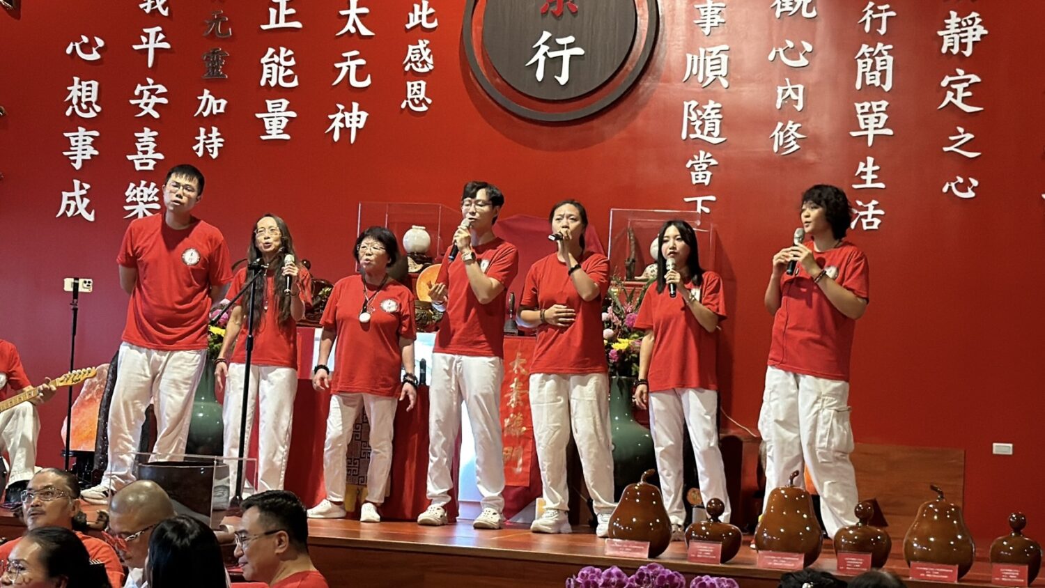 素音合唱團,透過歌聲傳遞祝福,為感恩能量餐會增添溫暖氛圍。(圖/記者林照東攝)