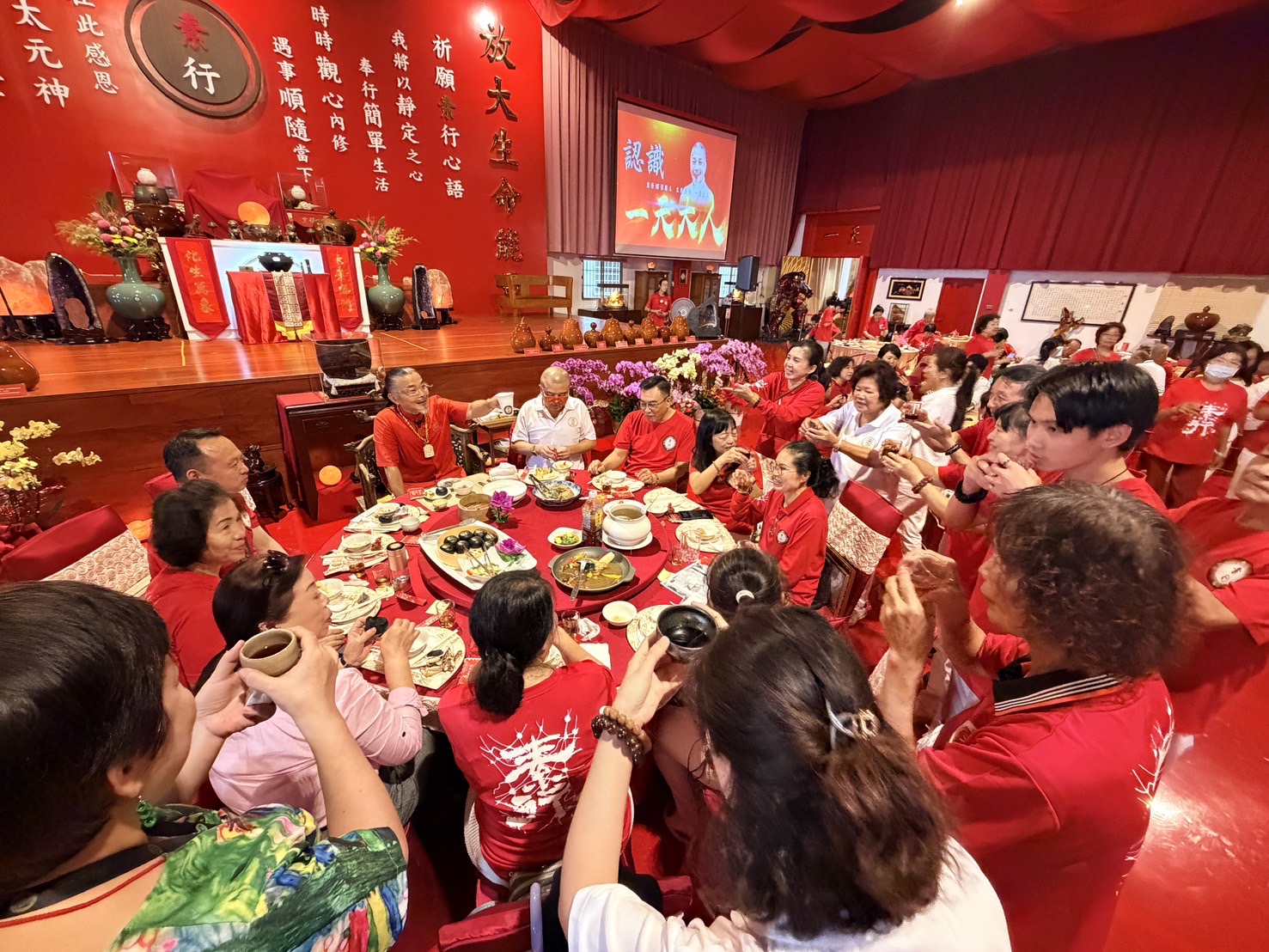 素行感恩能量餐會於台中舉行,參與者圍桌交流、舉杯致意,在溫暖相聚中傳遞感恩與祝福,凝聚素行同行情誼。(圖/記者林照東攝)