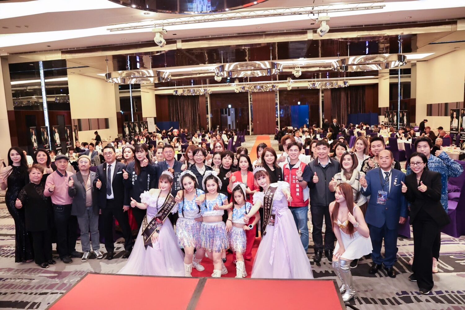 去年全球美業菁英大賞活動現場，貴賓與參與者交流合影，呈現美業人才跨域互動及國際交流合作的熱絡氛圍。（圖／主辦單位提供）