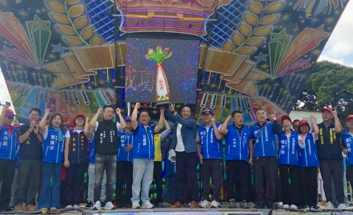 羅俊傑競選總部成立大會於竹東五穀宮前廣場舉行，代表會主席范國威與代表及貴賓共同登台，為候選人加油打氣。（圖/主辦單位提供）