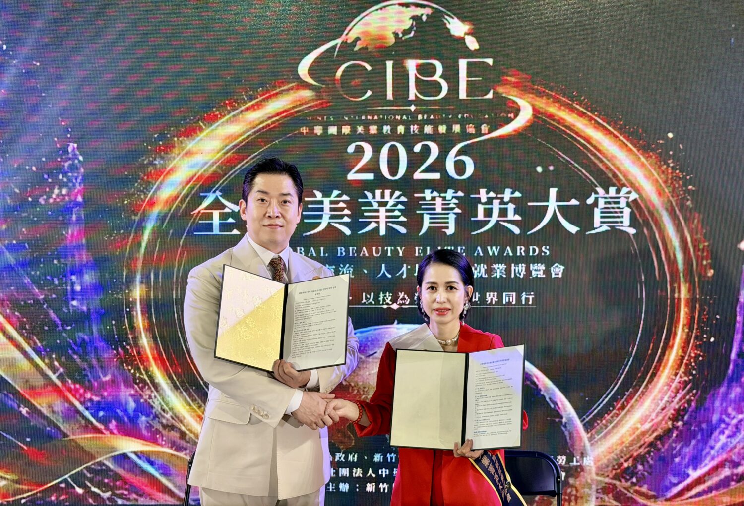 CIBE理事長馮晏昀（右）與韓國社團法人國際美容健康總聯合會會長南同奎（左）展示「台韓國際美容健康產業戰略合作聯盟協議書」，攜手推動台韓美業交流與產業合作。（圖／記者林照東攝）