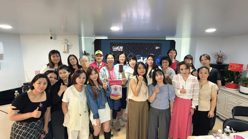 開幕慶典安排手機大獎等抽獎好禮，現場來賓展示手機獎品並合影留念，分享週年慶的喜悅。（圖/記者黃溎芬攝）