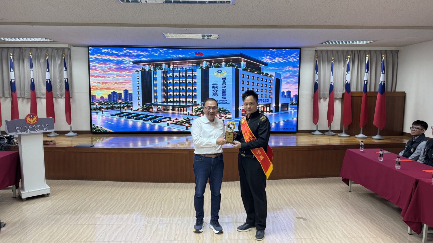 知名魔術師黃信凱受邀出席,以心靈減壓與警消共築新藍圖為題進行講座。(記者徐煜勝翻攝)