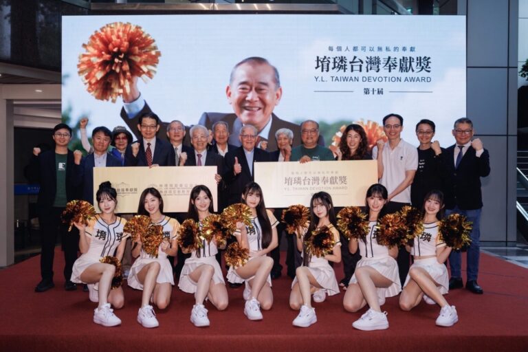 第十屆「堉璘台灣奉獻獎」10/3日舉行頒獎典禮,創辦人跨越時空與獲獎單位及台鋼雄鷹啦啦隊 WING STARS同框,一同為善良的你加油!延續愛與公益精神。(圖/林堉璘宏泰教育基金會提供)