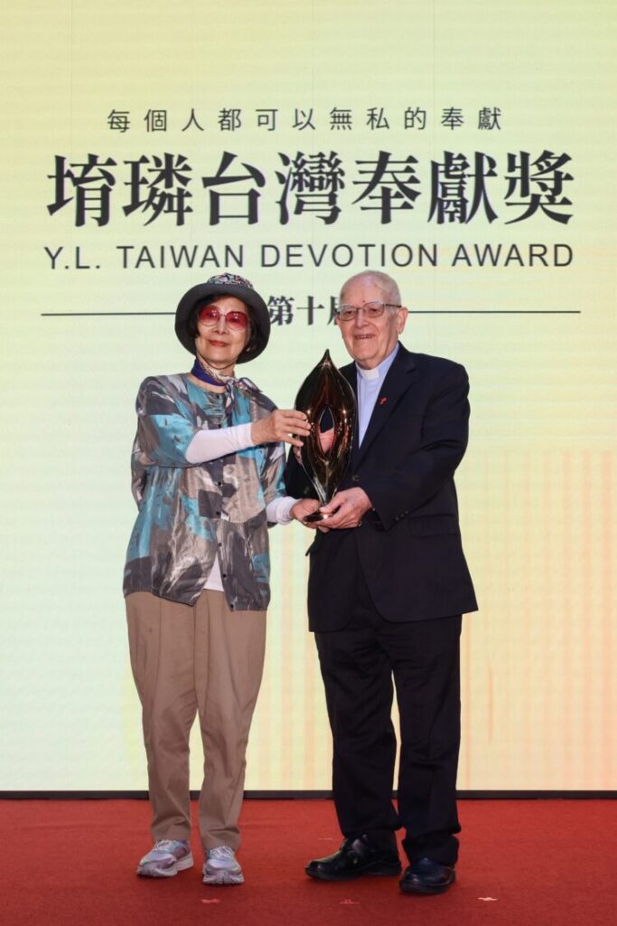 第十屆「堉璘台灣奉獻獎」由上屆得主「心路社會福利基金會」馮碧華董事長頒發，恭喜呂若瑟神父榮獲本屆奉獻獎。（圖／林堉璘宏泰教育基金會提供）