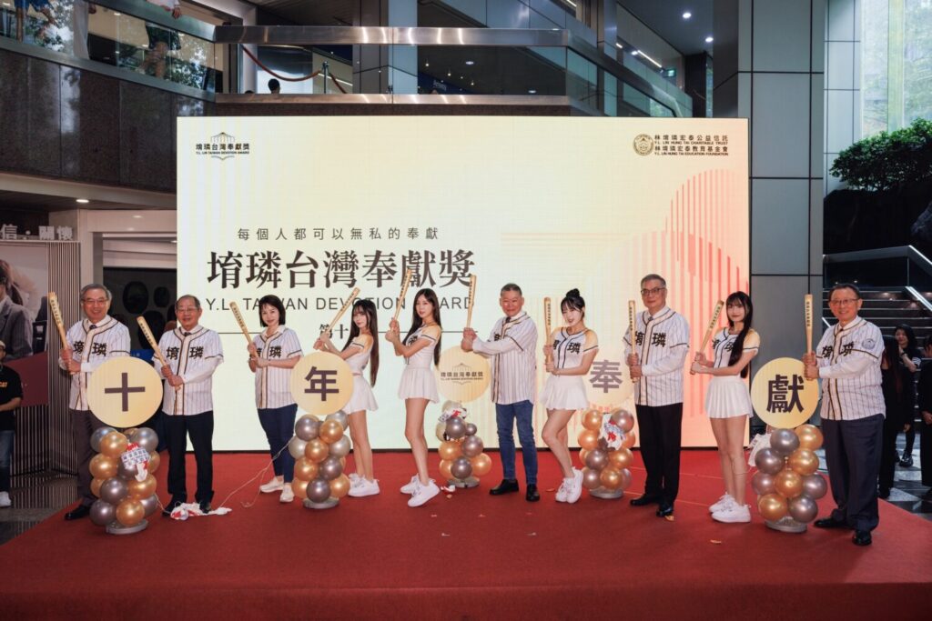 「堉璘台灣奉獻獎」特邀台鋼雄鷹啦啦隊 WING STARS一起做公益，為在場充滿善心的人加油！共同見證台灣公益力量。揮棒儀式（由左起：宏泰人壽董事長李啓賢、宏盛建設董事長林新欽、群益金鼎證券董事長周秀真、WING STARS一粒、WING STARS安芝儇、林堉璘宏泰公益信託顧問林鴻南、WING STARS 朴旻曙、群益投信董事長賴政昇、WING STARS李樂、群益期貨董事長賈中道）。（圖／林堉璘宏泰教育基金會提供）