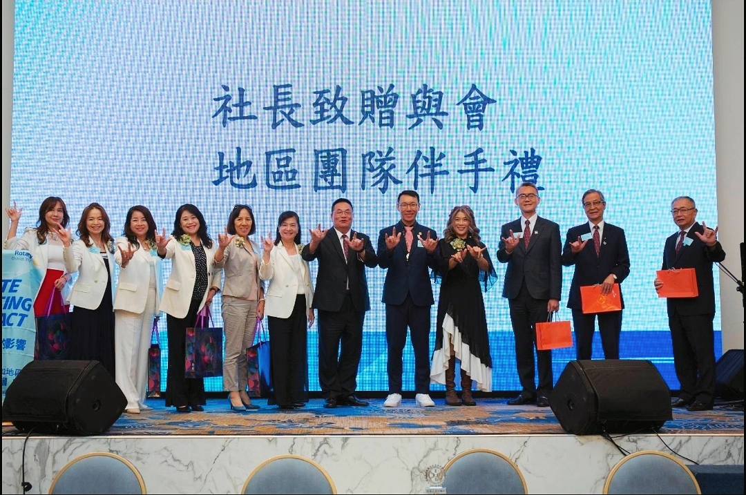 社長蔡嘉益(Bruce)致贈地區團隊伴手禮,感謝扶輪夥伴蒞臨指導,共同見證五年來的成長與情誼。(圖/記者 趙靜姸翻攝)