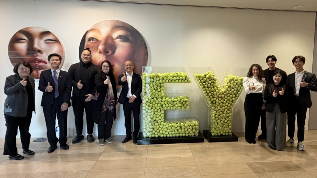 會研基金會與臺灣證券交易所代表團赴安永(EY)阿姆斯特丹辦公室拜會交流合影。左起:證交所上市一部組長張少君、證交所公司治理部副理謝兆恩、會研基金會費聿安、會研基金會董事長王怡心、EY Partner & Global Leader - Corporate Reporting Services Michiel van der Lof、EY Partner Corporate Reporting Services Nelmari Hamman、會研基金會費聿德、證交所上市一部專員莊凱婷、證交所公司治理部專員顏辰軒。(圖/會研基金會)