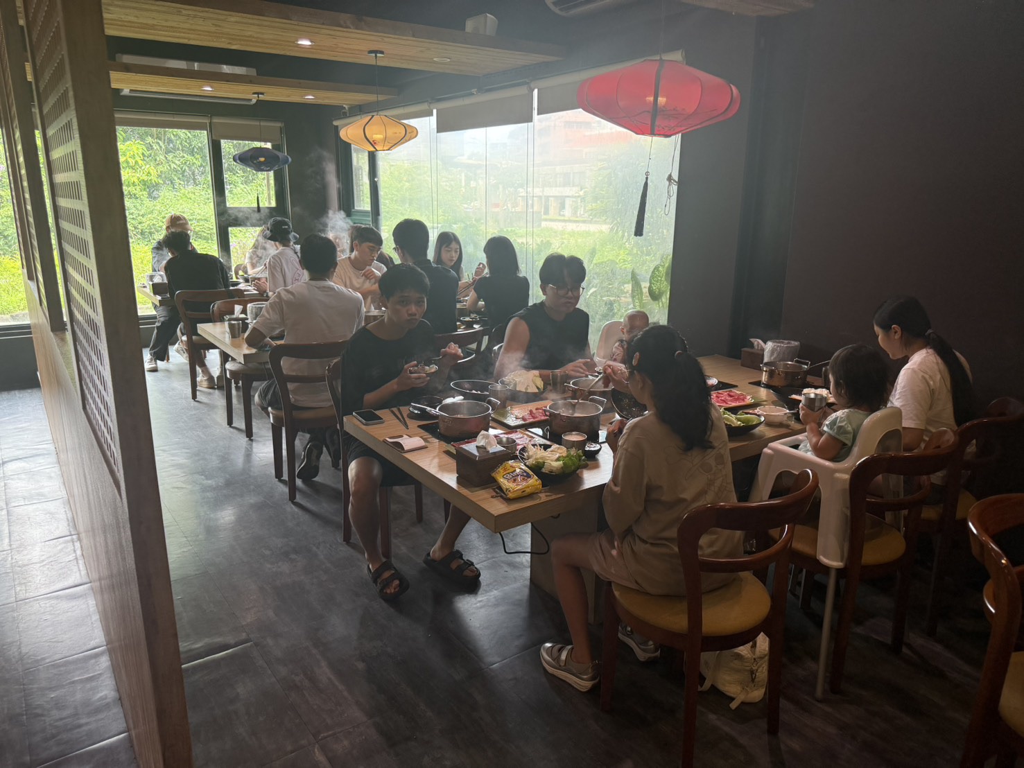 店內使用木質元素,包括地板、餐桌、吧檯、以及天花板的裝飾梁柱,營造出溫暖、舒適且放鬆的用餐氛圍。