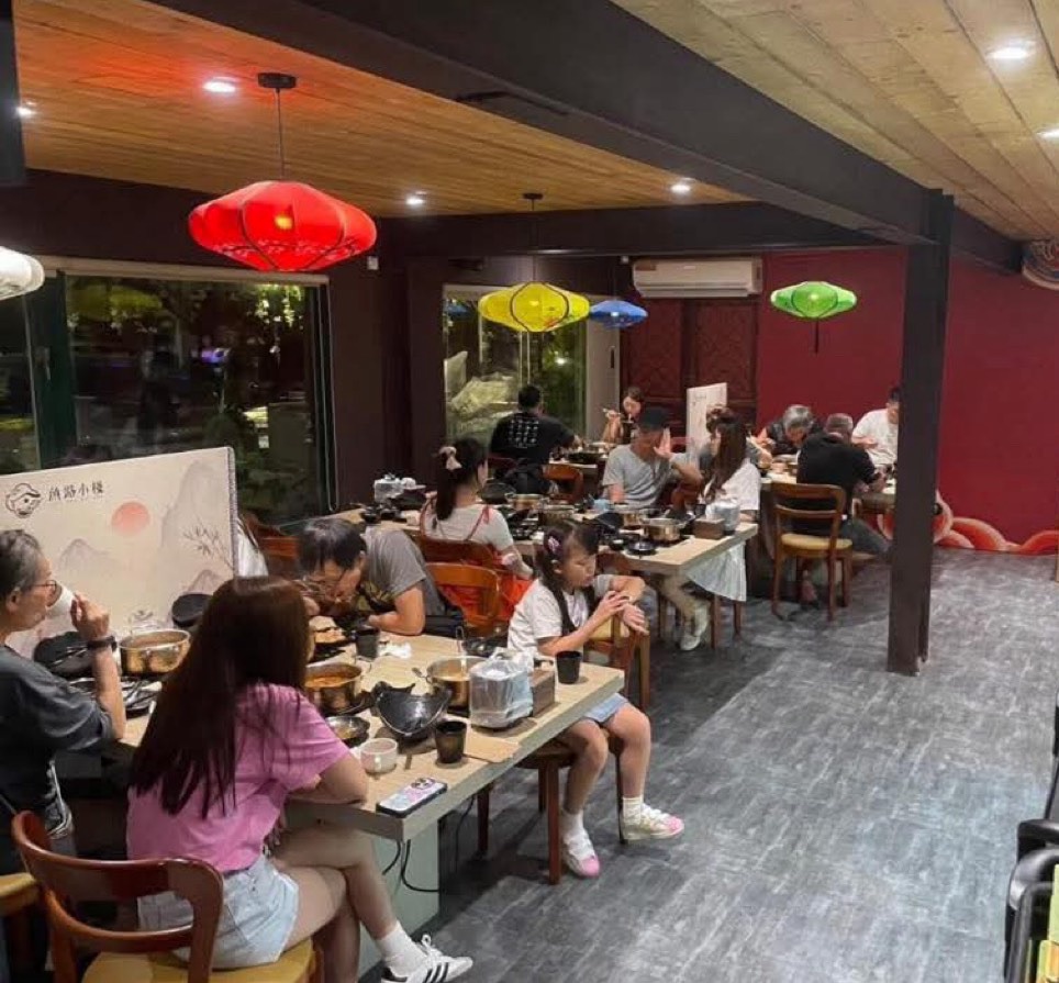 餐廳上方高掛紅、黃、綠等各色色彩鮮豔的中式傳統燈籠,為店內營造出獨特的網美打卡與中式復古氣氛。