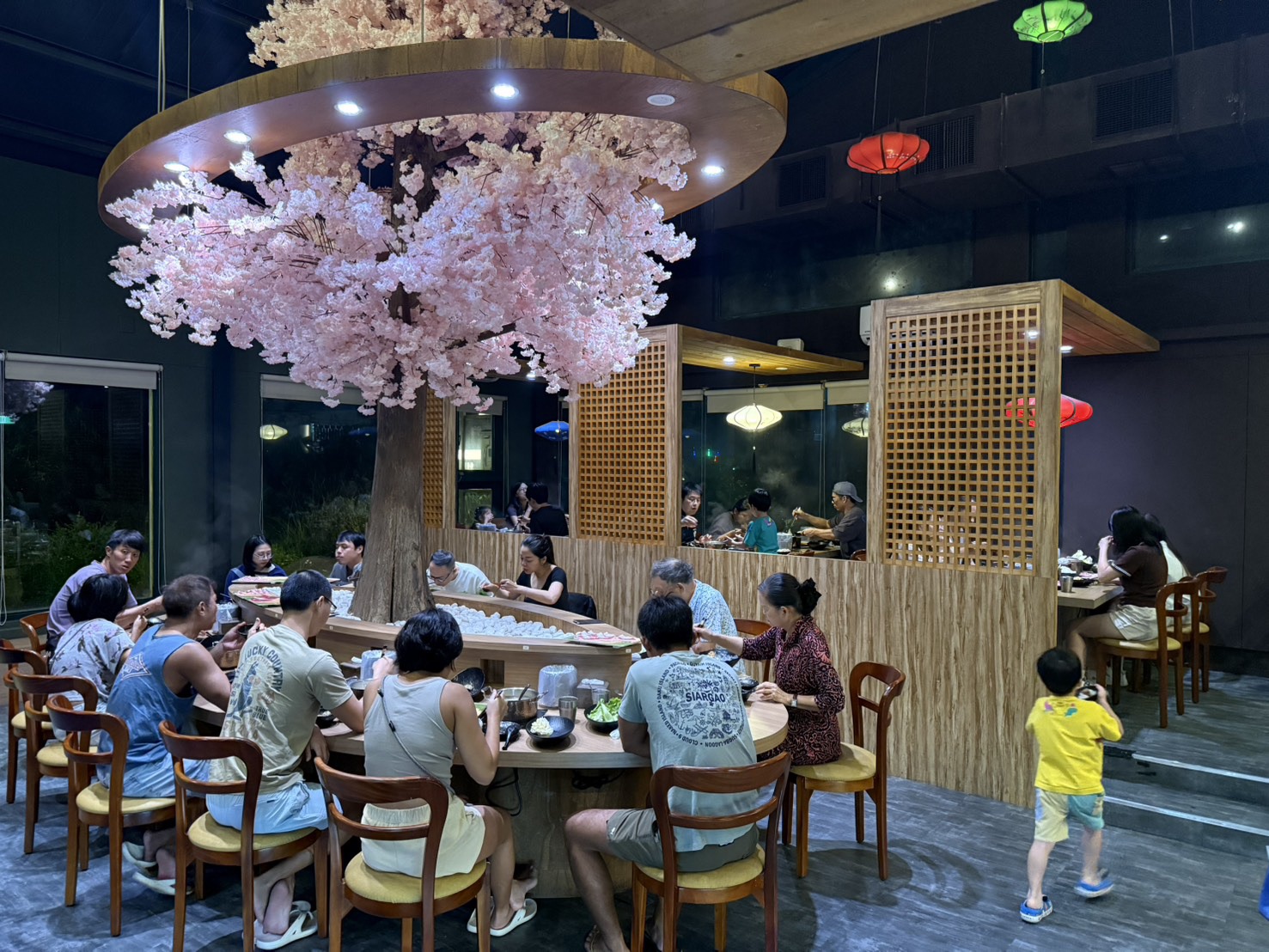 餐廳主打單人、雙人套餐火鍋,隨餐附設豐富的蔬菜與火鍋料自助吧、飲料吧、古早味滷肉飯、冰沙以及冰淇淋無限量無限供應。
