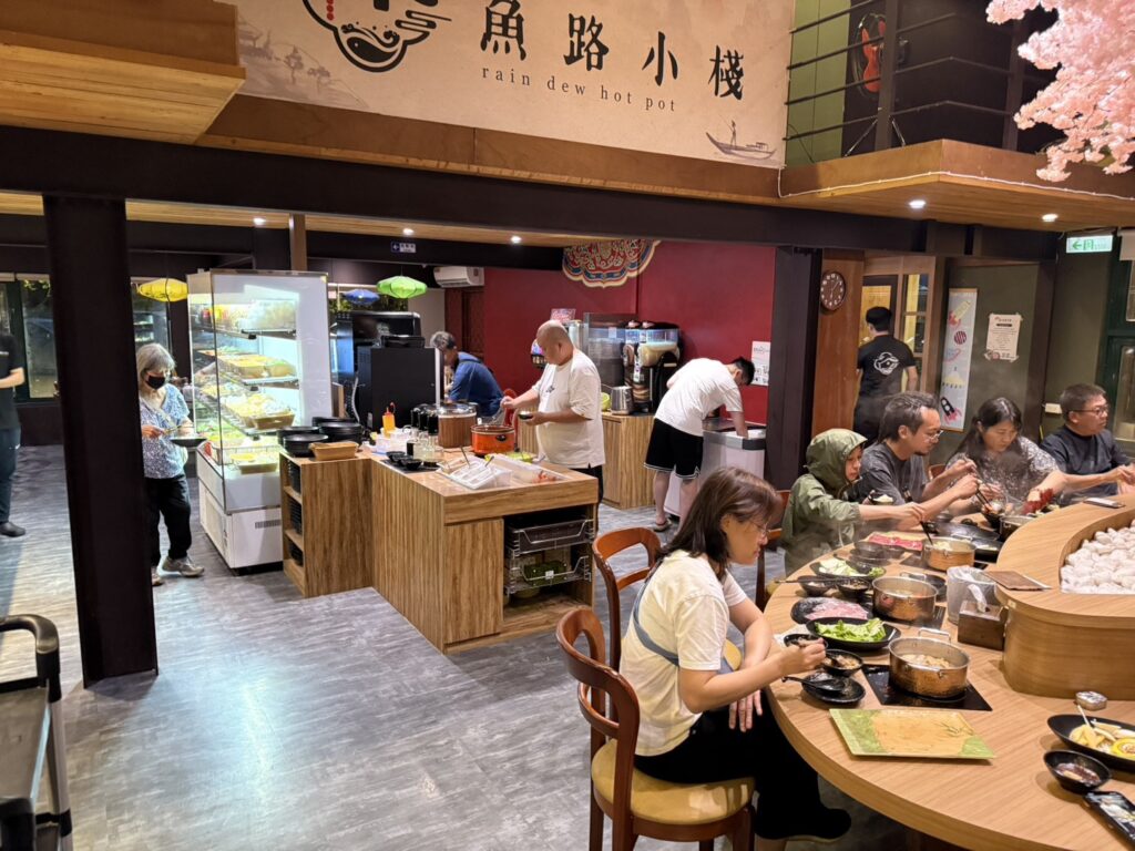 桌面皆採個人電磁爐式的鍋物設計，座位寬敞店內提供大型包廂，包含 KTV 歡唱功能，非常適合全家大小共同聚餐。