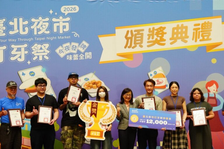 臺北夜市打牙祭金獎得主與林副市長(右四)合影。(圖/臺北市市場處提供)