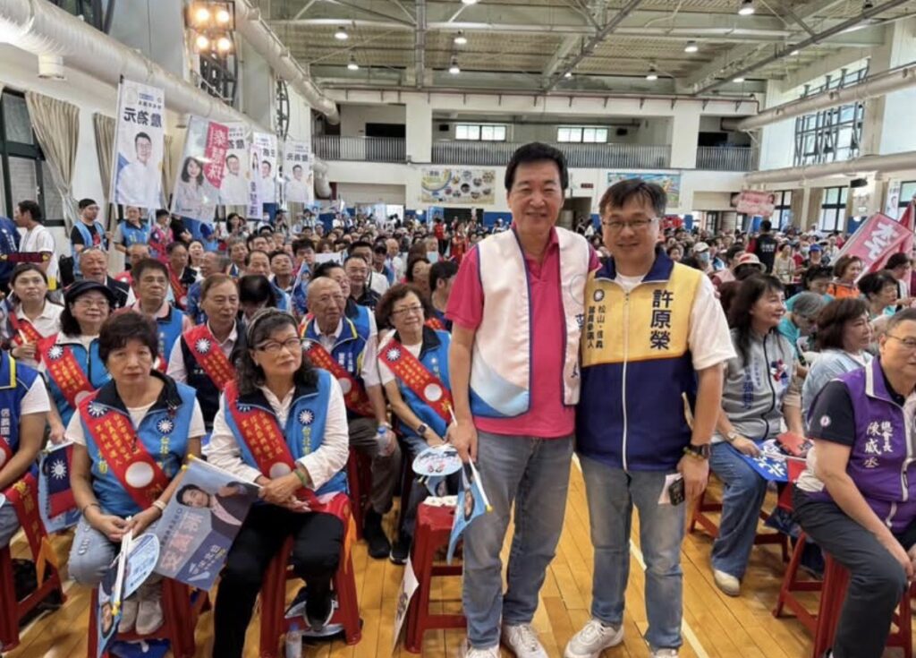 費鴻泰與曾任其辦公室主任的許原榮及鄉親合影，展現地方夥伴的連結。（圖／翻攝畫面）