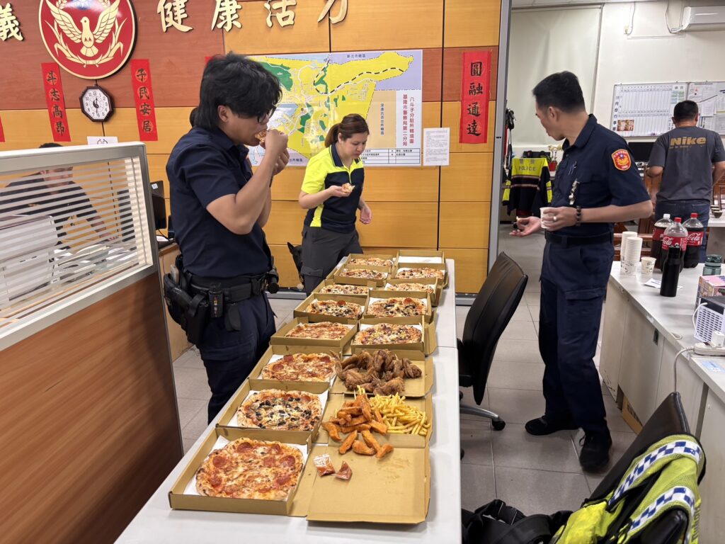 八斗子分駐所員警享用現烤窯烤披薩。(圖/許睿慈服務處提供)