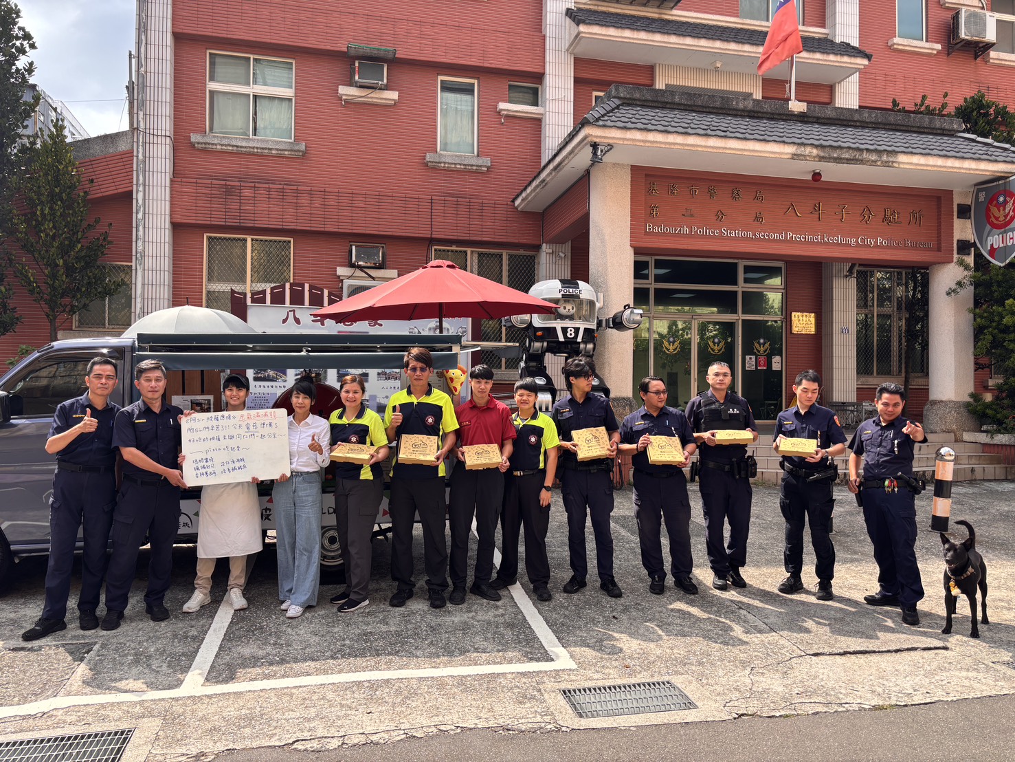「一份披薩、一份感謝」許睿慈慰問八斗子警消　傳遞地方溫情