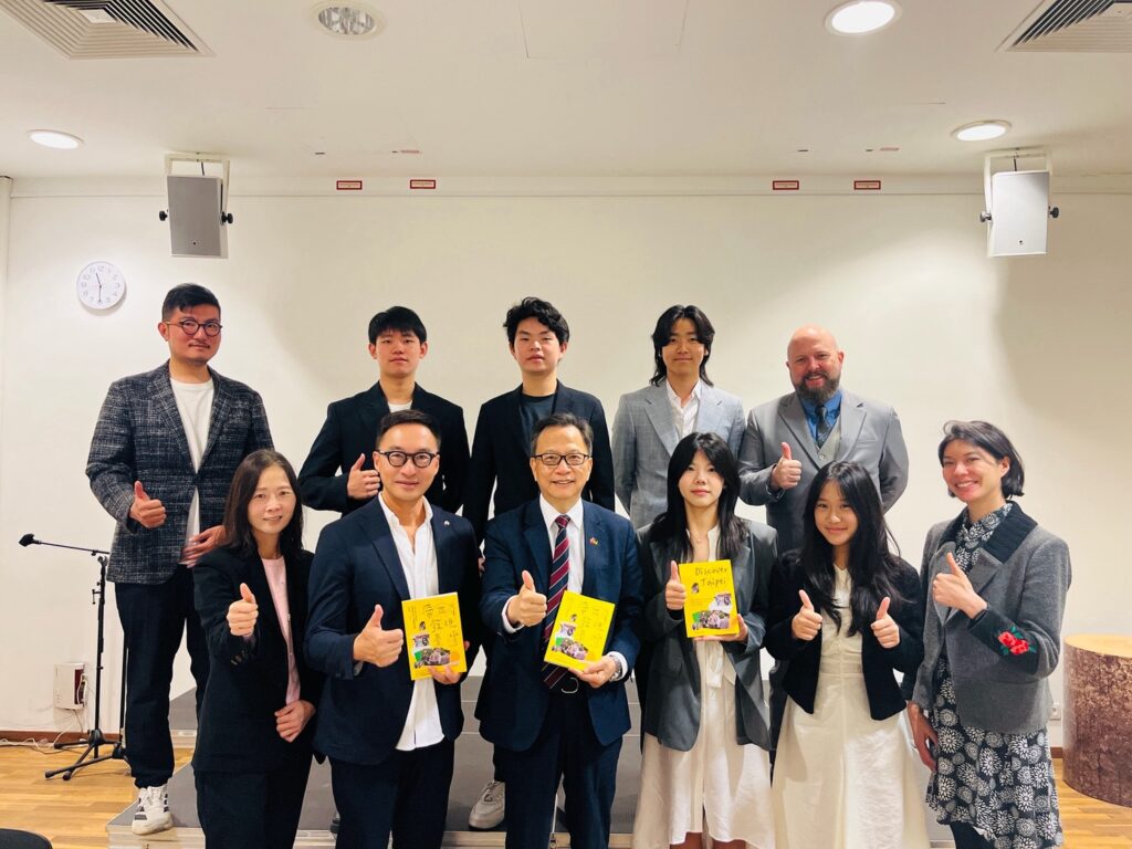 VIS師生在柏林拜會台灣駐德大使谷瑞生。從外交官的國際經驗中，思考海外學習、跨文化理解與青年世代的責任。（圖／台北市VIS國際實驗高中提供）
