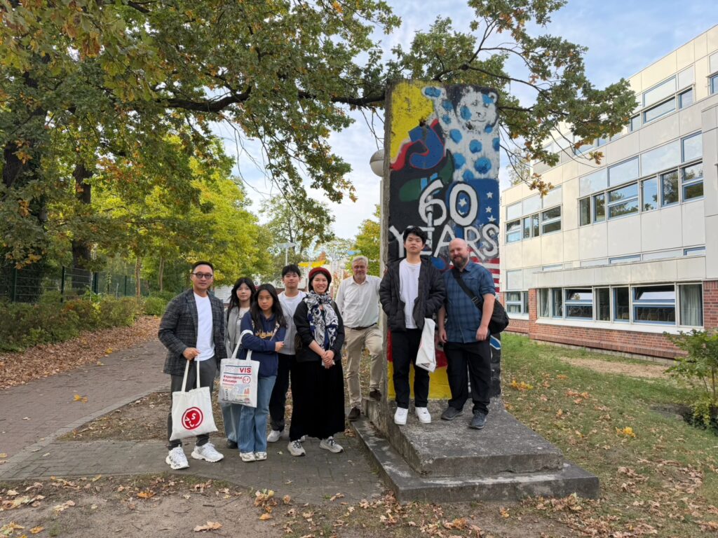 VIS師生在德國柏林與夥伴學校John F. Kennedy School 交流,並在柏林圍牆前合影。對自由民主人權的珍惜,成為彼此最自然的共同語言。(圖/台北市VIS國際實驗高中提供)
