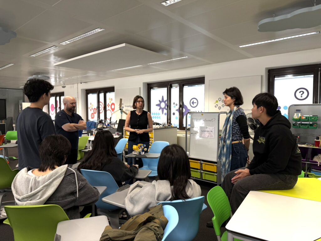 VIS師生造訪布魯塞爾的Future Classroom Lab,感受創新數位科技學習空間。右一為歐盟教師專業發展主管Jelena Milenković,左一為教育部國際司前司長李彥儀。(圖/台北市VIS國際實驗高中提供)