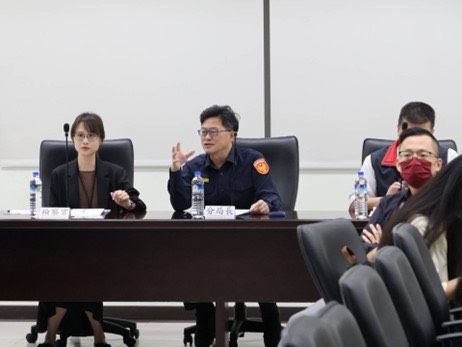 為維護11月28日至30日艋舺青山宮遶境活動期間治安、交通秩序與公共安全，萬華分局提前邀集參與宮廟及陣頭等單位召開約制座談會，明確宣示嚴防幫派介入、嚴辦暴力滋事，讓民眾安心參與地方宗教盛事。（圖／記者 趙靜姸翻攝）