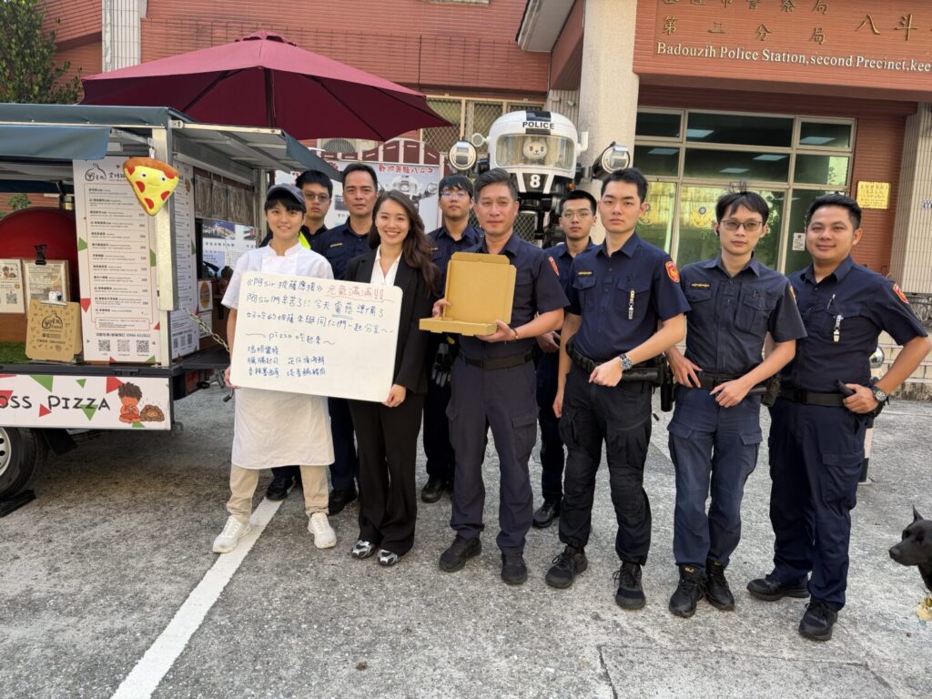 許睿慈與八斗子分駐所員警及窯烤披薩餐車工作人員合影,以熱騰騰的披薩傳遞對基層警消的關懷與感謝。(圖/許睿慈服務處提供)