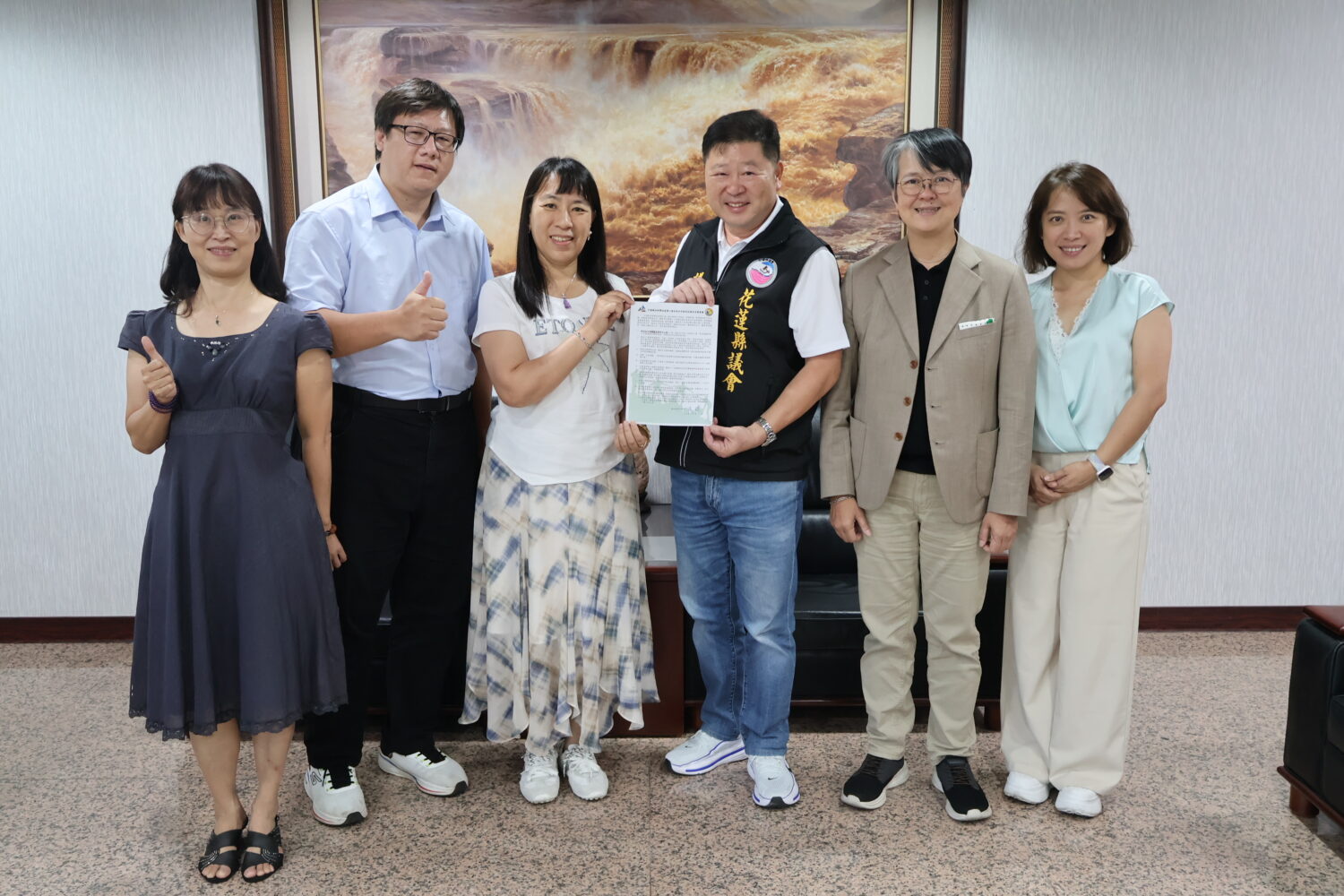張峻簽署「教育政策承諾書」　支持教師工會九項訴求、改善花蓮教學環境