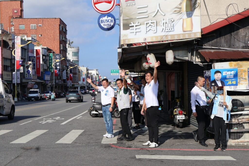 張峻(左一)表示,鄉親的熱情超乎預期,每一句加油、每一次握手,都讓他深受感動。。(圖/記者 趙靜姸翻攝)