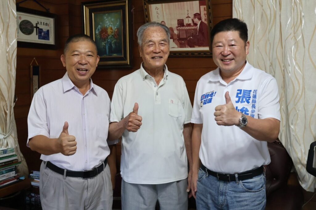 張峻（右一）在前議長賴進坤陪同下，拜訪前縣長吳水雲，請益地方治理與未來發展。（圖／記者 趙靜姸翻攝）