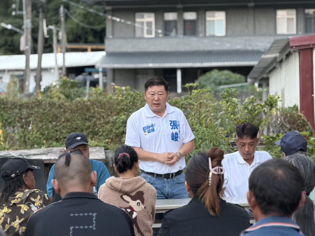 張峻(圖中站立著)近日前往中南區參加客廳會,聽取鄉親對生活與地方產業的意見。(圖/記者 趙靜姸翻攝)