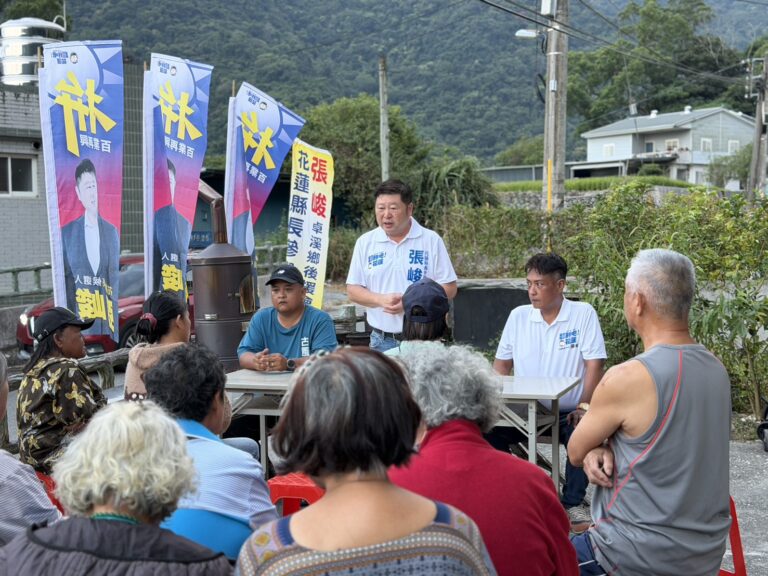 張峻(前排中)表示,花蓮應支持太魯閣復原,同時發展多元觀光,以縱谷為骨幹串聯山林、部落、客庄、農村與海岸,增加四季旅遊選擇,讓觀光復甦真正回到鄉親的生計。(圖/記者 趙靜姸翻攝)