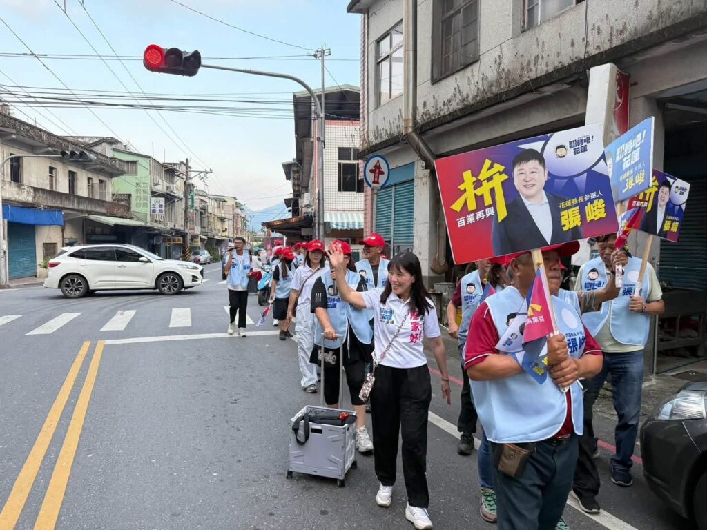 走訪過程中,部分熱心鄉親主動加入掃街行列,陪伴廖家妤與志工穿梭街巷,讓拜訪隊伍增添更多在地身影。