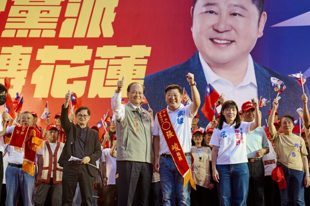 花蓮縣長候選人張峻(前排右二)今(17)日在吉安鄉舉行競選總部成立大會,主辦單位稱現場湧入五千名跨黨派支持者,童子賢、季連成及地方政壇人士齊聚力挺。(圖/記者 趙靜姸翻攝)