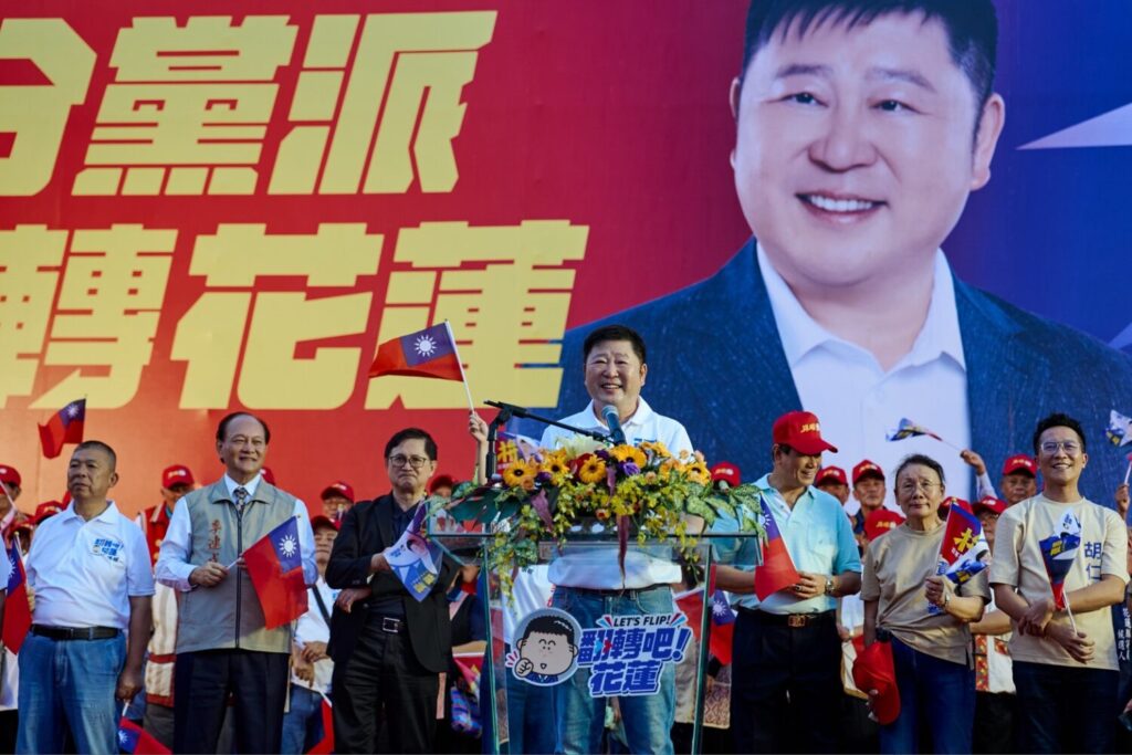 競選總部主任委員暨花蓮改革治理聯盟召集人童子賢、防災韌性總顧問季連成、花蓮縣阿美族總頭目楊德成、前花蓮縣議長賴進坤等人親自站台,展現張峻整合地方力量的企圖心。(圖/記者 趙靜姸翻攝)