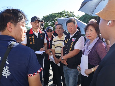 張峻（右三）今（19）日接獲民眾陳情，前往吉安鄉自立二街2巷，會勘花蓮縣政府即將施作的人行道工程。（圖／記者 趙靜姸翻攝）