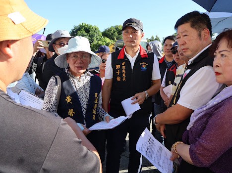 張峻(右一)表示,工程規劃應以行人安全為優先,施工前充分了解沿線住戶與店家的出入需求,透過專業設計與溝通協調,尋求兼顧安全及生活便利的方案。(圖/記者 趙靜姸翻攝)