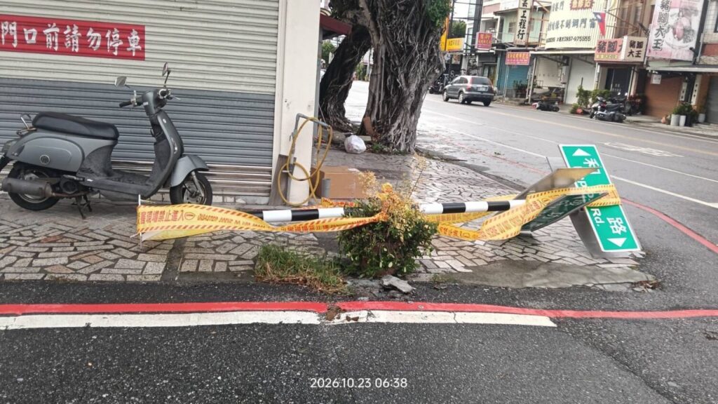 對於各地傳出的道路及公共設施損壞，張峻強調，相關單位應以「先確保安全、再加速修復」為原則，針對倒塌路樹、傾斜標誌、道路障礙及受損設施立即設置警示，必要時實施交通管制，避免發生二次事故。（圖／記者 趙靜姸翻攝）