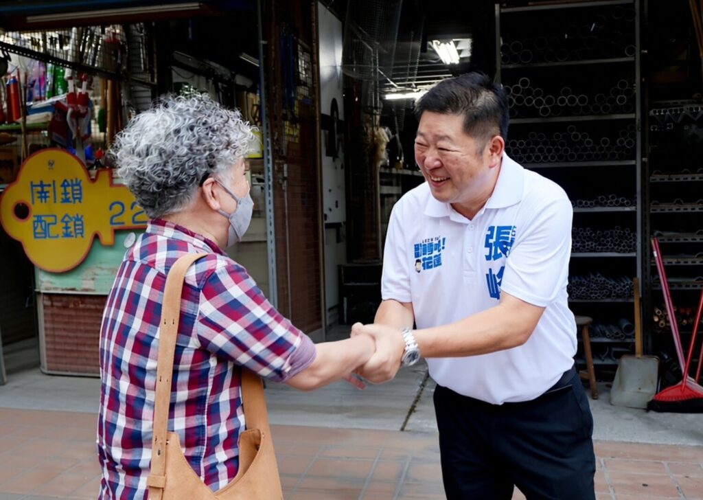花蓮縣長候選人張峻表示，AI選情推估僅供參考，團隊將持續深入基層爭取支持。（圖／記者 趙靜姸翻攝）