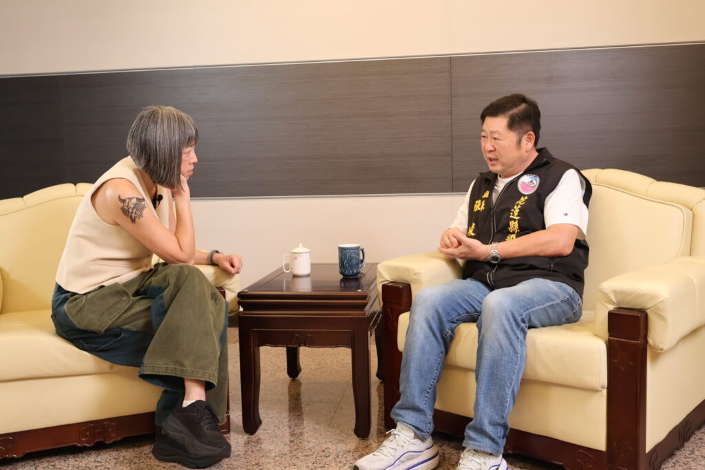 張峻（右）接受資深媒體人范琪斐專訪，針對地方治理、產業發展、政治歷程及施政方向提出說明。（圖／記者 趙靜姸翻攝）