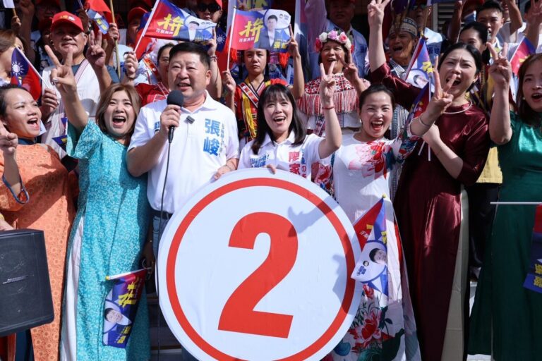 張峻（前排左三）抽中2號，與支持者互相加油。（圖／記者 趙靜姸翻攝）