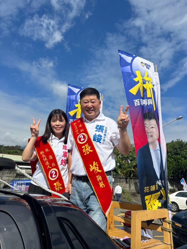 張峻（右））抽籤後展開車隊掃街，向鄉親懇託支持。（圖／記者 趙靜姸翻攝）