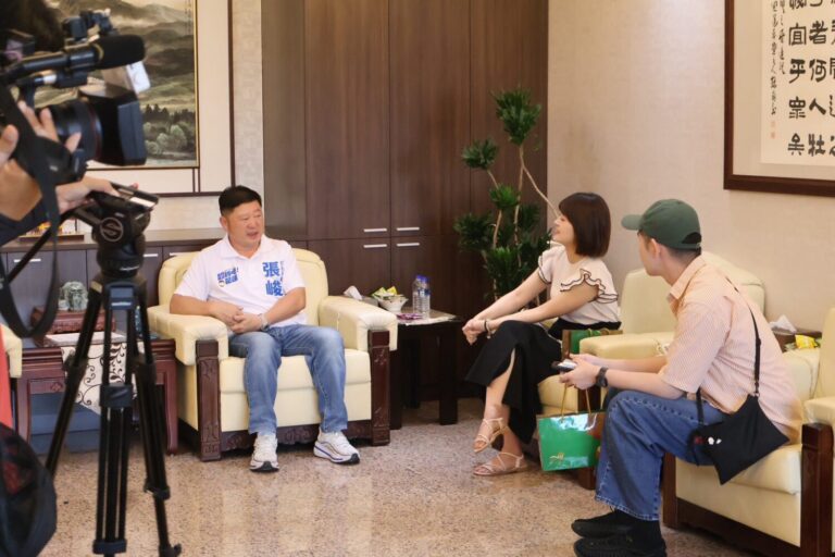 張峻(左)接受華視新聞台專訪,表示已準備結合專業團隊承擔縣政,目標讓花蓮四年內脫胎換骨。(圖/記者 趙靜姸翻攝)