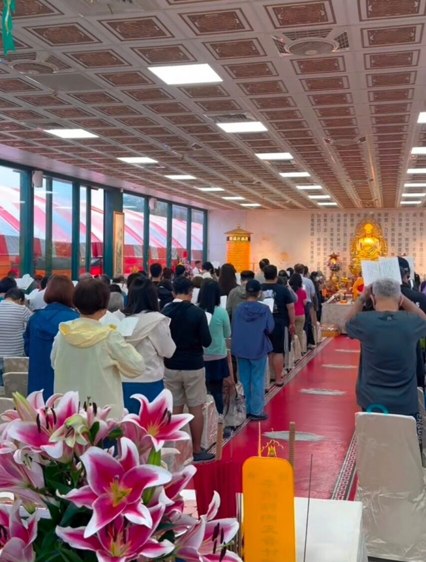 萬里福田多年來堅持每週舉辦法會,固定的法會與園區空間,像是留給家長的一個出口,讓思念有處可安放。(圖/翻攝自採訪畫面)